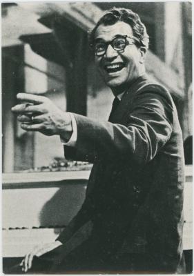 Dave Brubeck laughing and pointing
