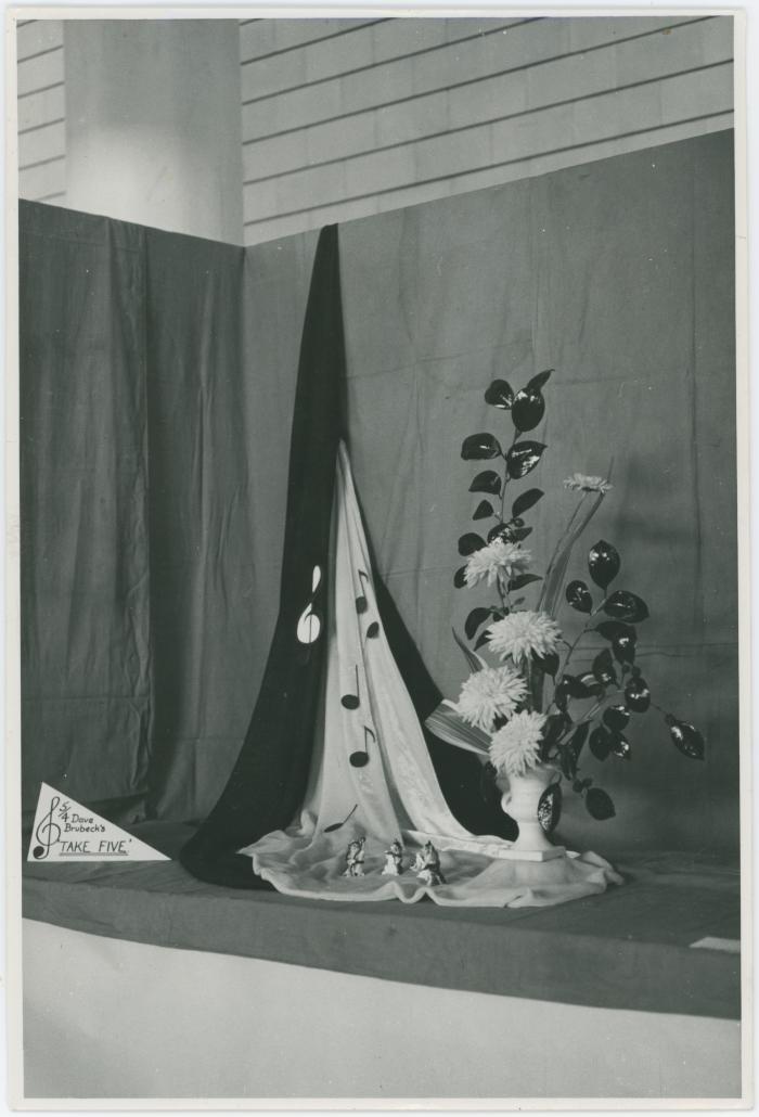 Flower arrangement "Take Five" by Wanganui Horight Society (Wanganui, New Zealand)