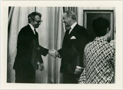 Dave Brubeck shaking hands with Lyndon B. Johnson (White House, Washington, D.C.)