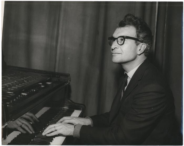 Dave Brubeck at the piano, hands reflected (London, United Kingdom)
